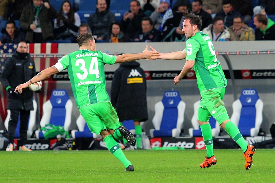 Xhaka beglückwünscht Drmić (Foto: Dirk Päffgen)