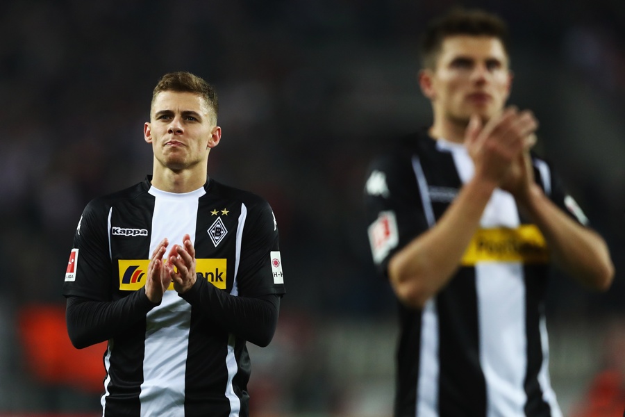 Leere Blicke nach der Derbypleite (Foto: Dean Mouhtaropoulos / Bongarts / Getty Images)